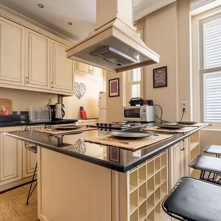 Designer Flat, 3br, 2ba *