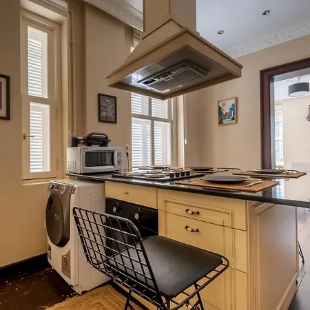 Designer Flat, 3br, 2ba Apartment *